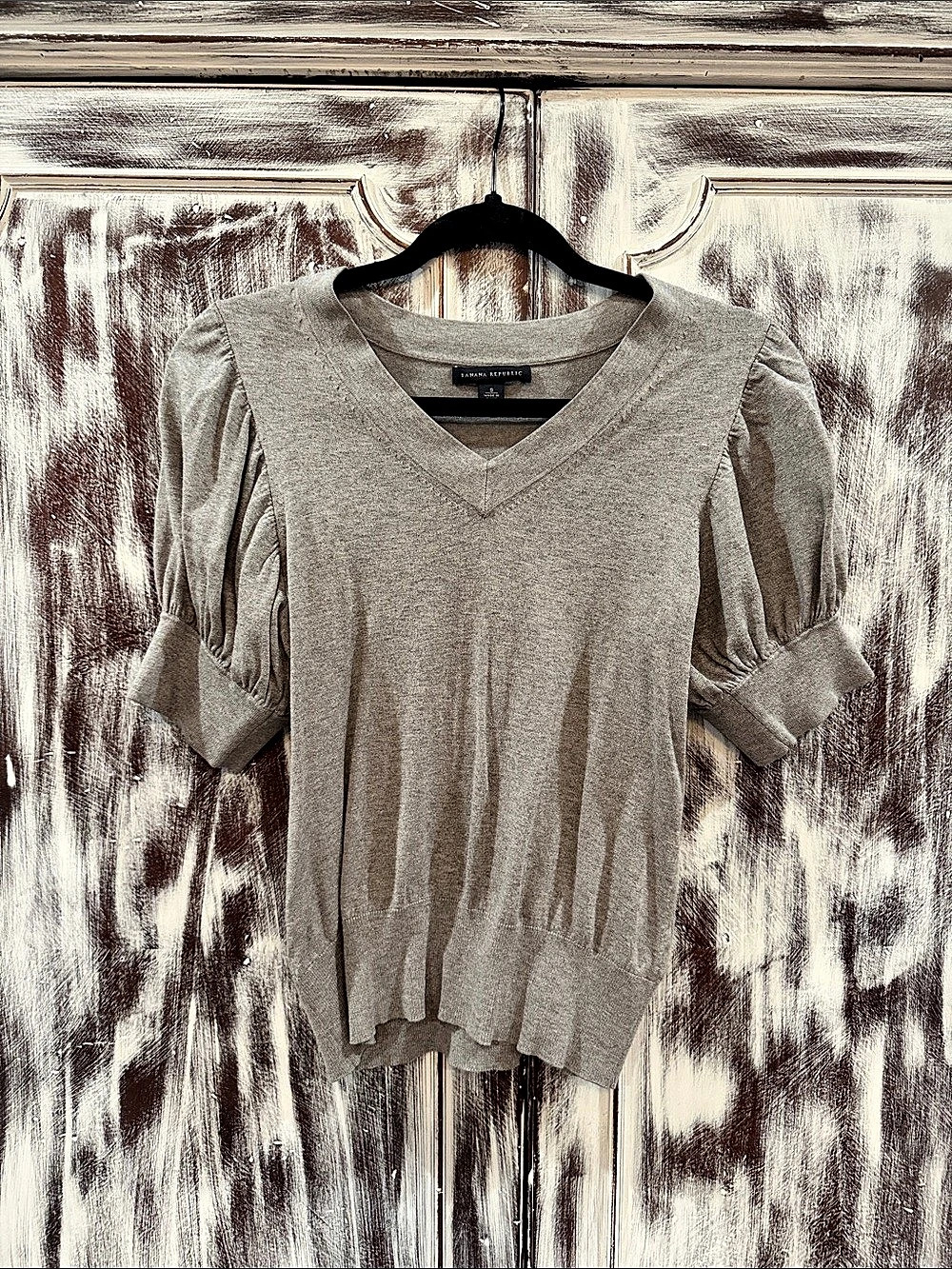 Banana Republic V-Neck Puff Sleeve Top in Gray Size Small Like New